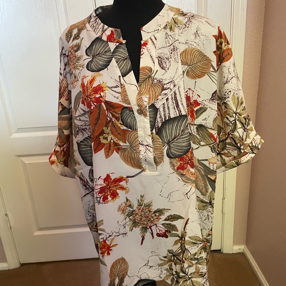 Short sleeve blouse with tropical print